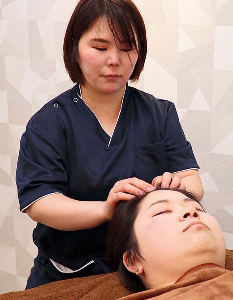 salon de lisの代表がヘアマッサージをしている様子