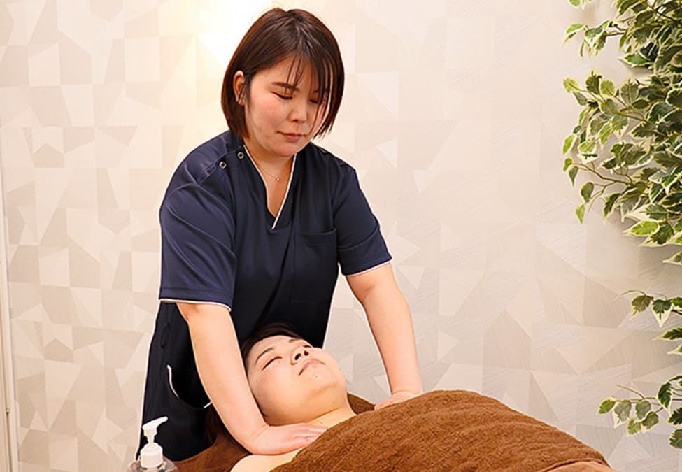 デコルテをマッサージしているsalon de lisの代表画像